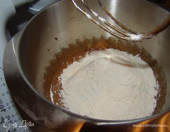 Все хорошенько взбить, ввести сухую часть (муку)