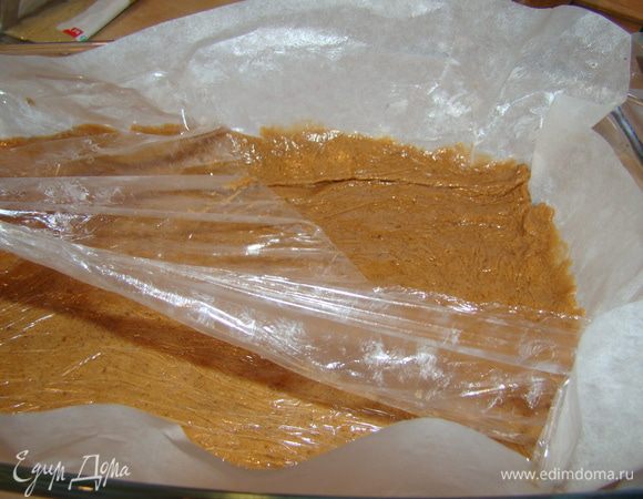 Взять 2/3 теста и распределить в форме (выстелить бумагой и смазать маслом). Мне было трудно сделать это руками, поэтому я раскатала тесто между слоями пищевой пленки, а затем перенесла в форму