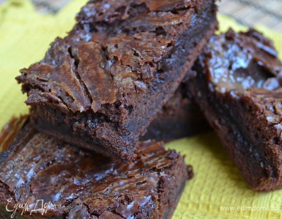 Готовый брауни полностью остудить. Нарезать на характерные квадратики и подавать... 
Приятного аппетита!!!