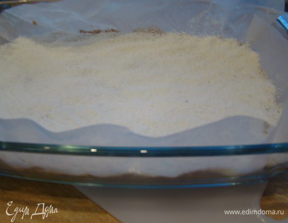 Засыпать половиной нормы кокоса, слегка в вдавливая в тесто