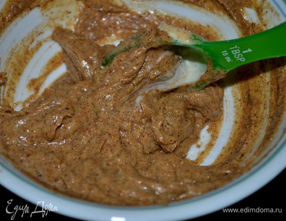 Разогреем духовку до 210 гр.
Застелим противень фольгой.
Смешаем майонез, лимон. цедру, паприку, семена сельдерея, соль и перец,  кайен. перец.