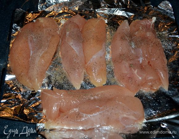 Куриные грудки, у меня кусочки курин. грудок посолим, поперчим по вкусу и смажем приготовленной смесью. Поставим в духовку на 20-25 мин.