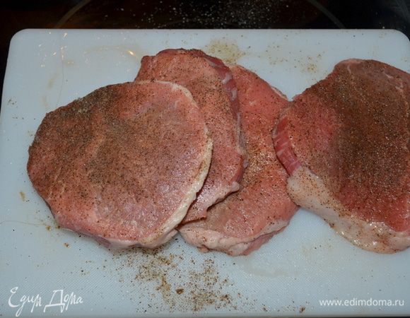 Посыпать стейки с обеих сторон.