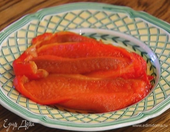 Сладкий перец запечь в духовке, затем снять кожицу и нарезать мякоть длинными, широкими полосками.