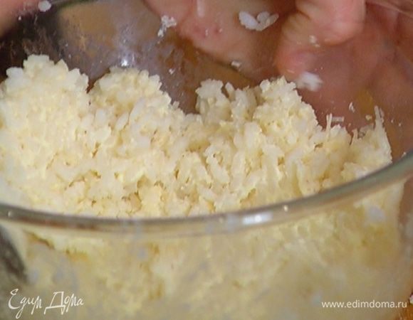 Готовый рис перемешать с маскарпоне и пармезаном.