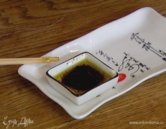 Приготовить соус: оливковое масло соединить с бальзамическим уксусом, посолить, поперчить и перемешать.