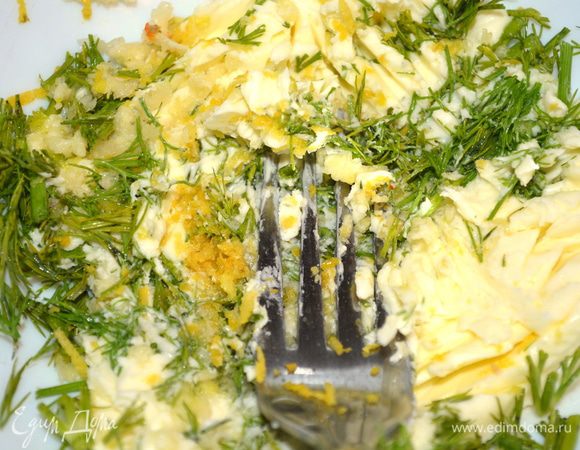 Мягкое сливочное масло размять с половиной мелко нарубленного укропа, лимонной цедрой и 2 зубчиками чеснока. Убрать в холодильник чтобы оно застыло обратно. 