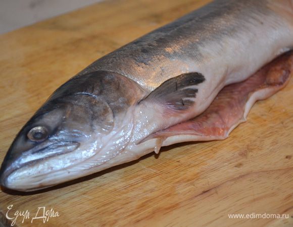 рыбу помыть (она естественно должна быть выпотрошенная), обсушить.