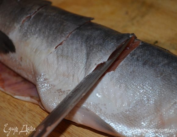 делаем на ней по бокам продольные надрезы с обеих сторон