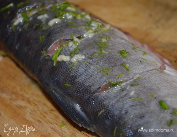 смазываем этой смесью рыбу, особенно внутри разрезов и в самой рыбье как следует. Оставляем на 30 минут мариноваться. 