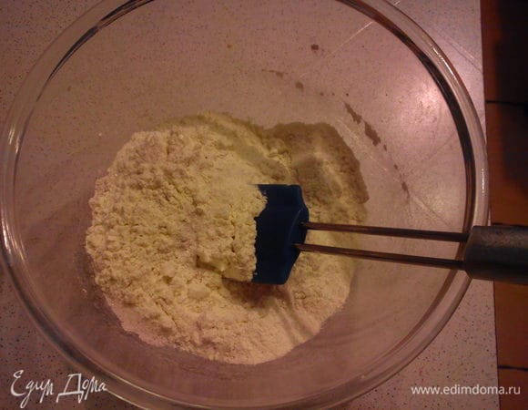 Смешать муку с разрыхлителем и просеять. Добавить все сухие ингридиенты и перемешать.