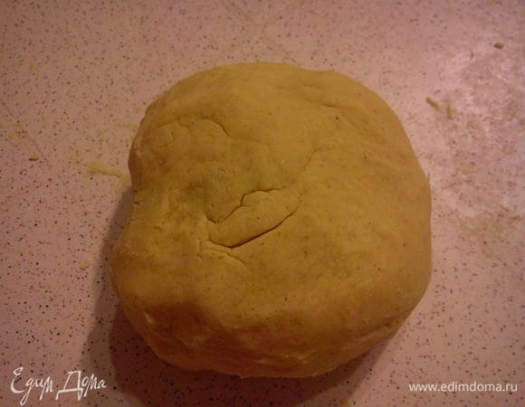 Выложить колобок на присыпанный мукой стол и промесить до получения гладкого теста. Завернуть в пленку и отправить на 30 мин. в холодильник.