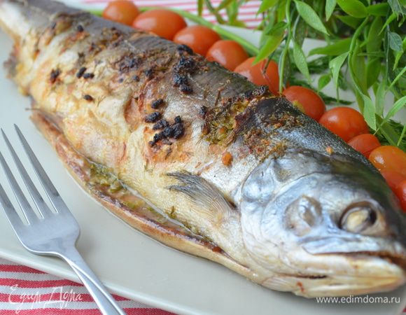 Подавать такую рыбу надо с лимоном и овощным гарниром, на большом блюде!