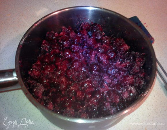 Вишню (без косточки) засыпать сахаром и довести до кипения. Отцедить на друшлаг. Отделить 250 мл сока. Если вишня не очень сочная, можно долить воды. 