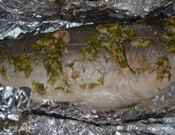 затем фольгу разрезать и выпекать так еще 5-7 минут под грилем, чтобы корка зарумянилась и стала хрустящей!