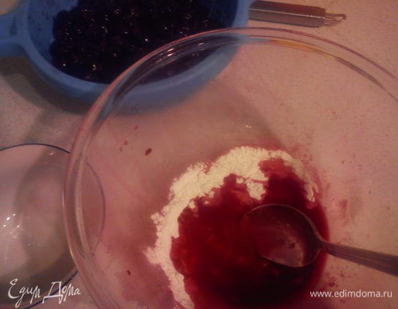 Крахмал развести в 4 ст. л. сока. Оставшийся сок довести до кипения и влить в него крахмал. Еще раз довести до кипения. 