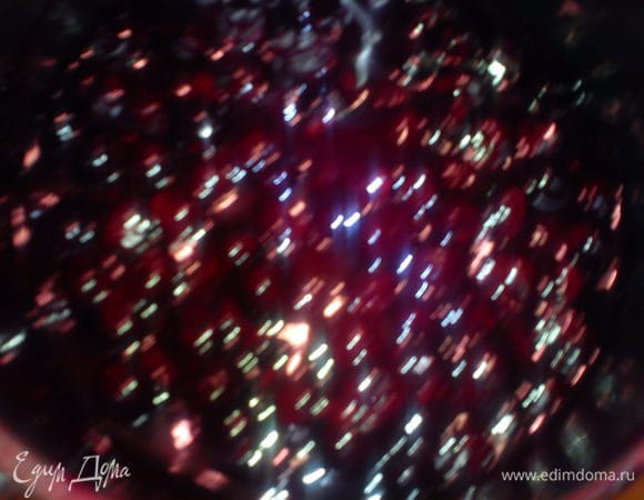 Выложить вишню, посыпать 1 ст. л. сахара Слегка остудить.