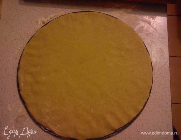 2/3 теста раскатать по дну разъемной формы (у меня диаметр 26 см). Присоединить ободок формы и из оставшегося теста сделать бортик высотой 2 см.
