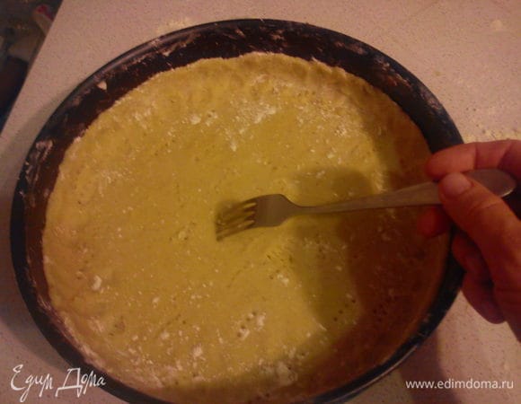 Корж наколоть вилкой и выпекать в духовке при температуре 200 градусов.
Время выпечки 10-12 мин. Остудить 