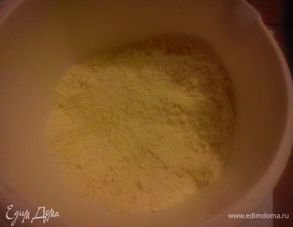 Для посыпки смешать все ингредиенты в крошку. Это очень легко сделать в комбайне, но можно и перетереть руками. Мне нравится мелкая крошка, а вы можете сделать по своему желанию.