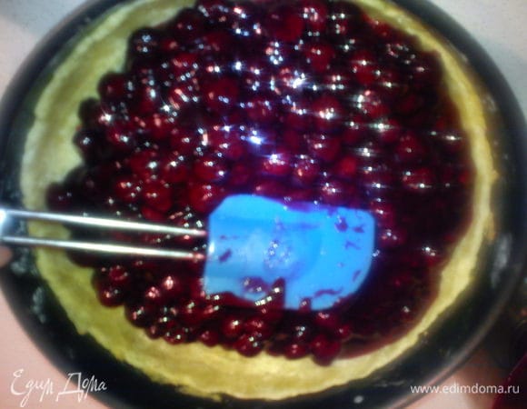 Выложить начинку на корж.