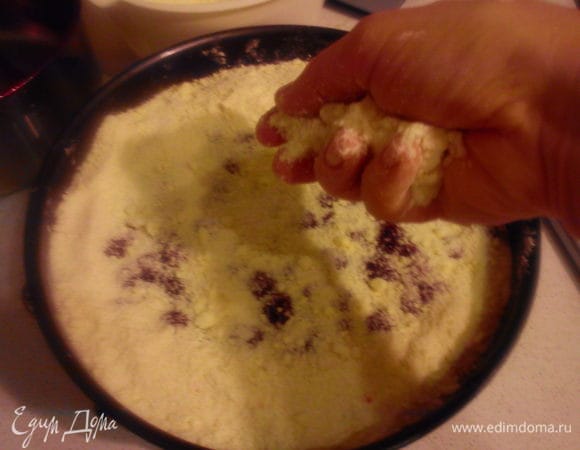 Засыпать сверху равномерно крошкой и выпекать при той же температуре 40 мин. 