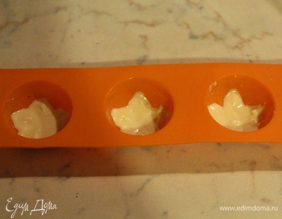 Шоколад поломать на кусочки и растопить на водяной бане. На дно формочек сначала налить немного белого шоколада. Убрать в морозильную камеру на 5 минут. Достать и намазать боковые стенки темным шоколадом и снова хорошо охладить.