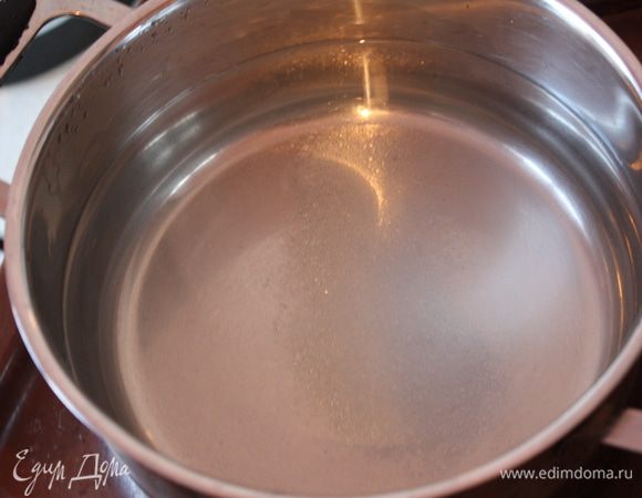 Ставим кастрюлю с водой,ждем пока закипит. Воду посолить.