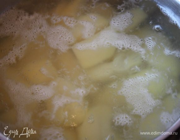 .В кипящую соленую воду кидаем наши дольки на 5 минут. Достаем и кладем в какую-нибудь глубокую миску.