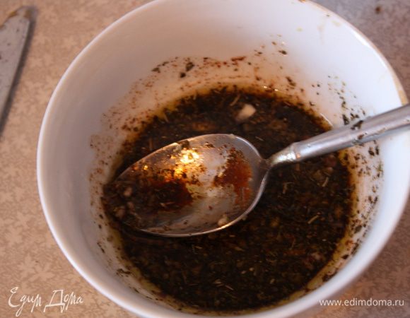 Тем временем готовим маринад.Смешиваем все жидкие ингредиенты,добавляем давленный чеснок и тщательно перемешиваем.
