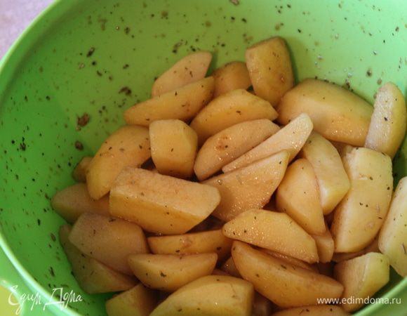 .Добавляем маринад к отваренным долькам и хорошенько встряхиваем.