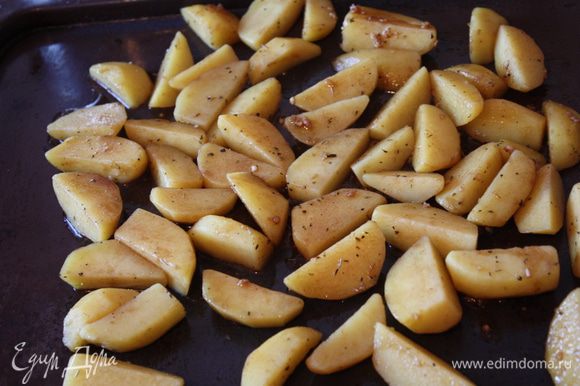 На разогретый сухой противень выкладываем наш картофель и оставляем в духовке на 25-30 минут.