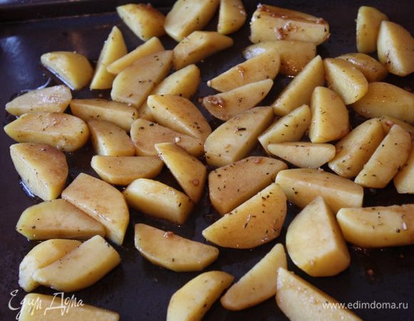 На разогретый сухой противень выкладываем наш картофель и оставляем в духовке на 25-30 минут.