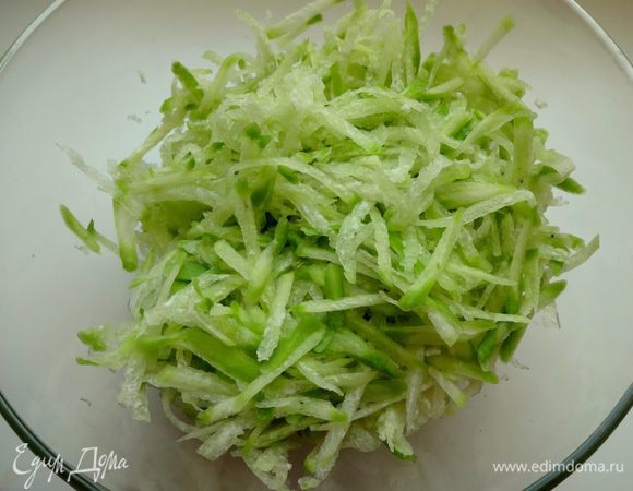 Редьку очистить и натереть на крупной тёрке "лапшой", т.е. тереть в одну сторону. Натёртую редьку залить холодной водой с добавлением уксуса (по вкусу). Это необходимо для того, чтобы редька отдала горечь и специфический запах и при заправке салата не выделяла много сока.