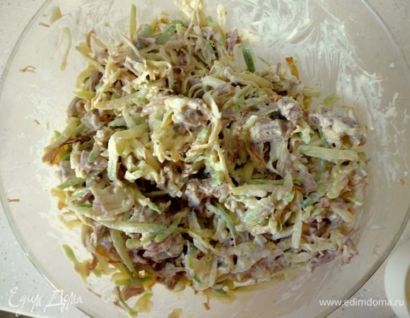 Редьку хорошо отжать от уксусной воды, добавить яйца, мясо, лук (без масла), заправить майонезом, посолить, поперчить. 