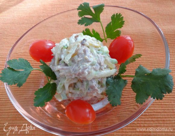 Разложить по креманкам и украсить помидорками и зеленью.