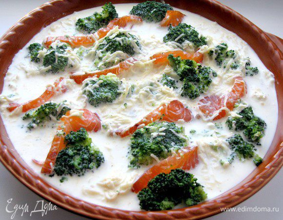 Заливку вылейте на запеканку. Запекайте в духовке при 180–200°C до зарумянивания (примерно 20–25 минут).