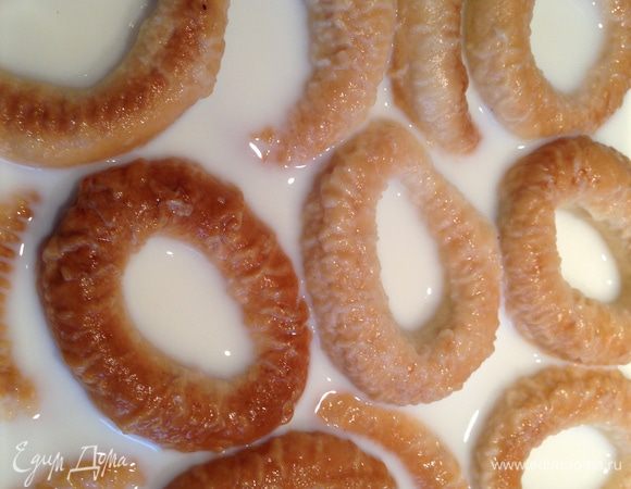 Сушки залить молоком, примерно на минут 20...