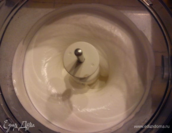 Взбить белки до лекгой пены и продолжая взбивать, добавлять понемногу сахар. Бзбивать до стойких пиков. Всыпать постепенно ореховую крошку и осторожно перемешать. Долго перемешивать не нужно, это только ухудшит результат. Такой казус со мной случился однажды, немного переусердсвовала.