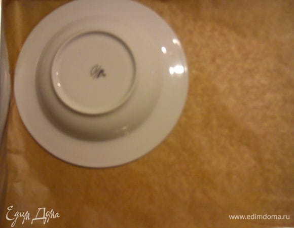 На пергаменте нарисовать круги диаметром 22-24 см и перевернуть его на другую сторону. 