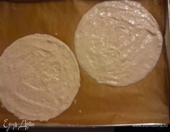 Нанести лопаточкой тесто тонким слоем. Из этого количества ингридиентов у меня выходит 6 коржей. Пергамент я не смазываю. Коржи всегда легко отходят от бумаги. Главное снимать не сразу, а дать им пару минут полежать.