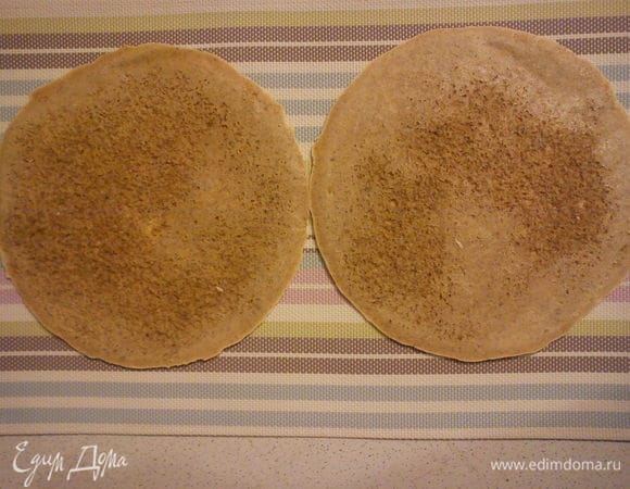 Коржи выпекать в духовке при температуре 150 градусов 30 мин. Остудить.   