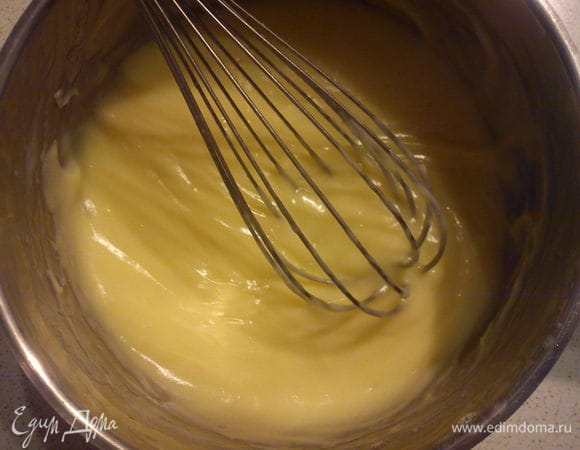 Сварить заварной крем:
хорошо растереть желток с 1 ст л сахара, добавит муку и крахмал. Молоко смешать с оставшимся сахаром, довести до кипения. Несколько ложек добавить к желтковой смеси, размешать. Влить эту смесь в молоко, постоянно помешивая. Довести до кипения. Остудить. 
Размягченное сливочное масло взбить со сгущенным молоком и постепенно подмешивать заварной крем.