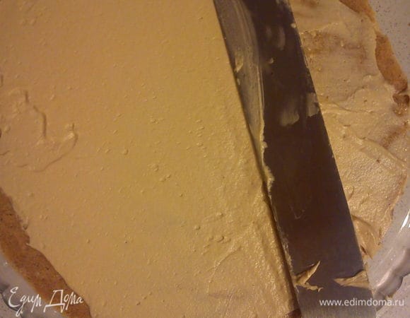 Коржи смазывать кремом и складывать один на один. Промазать последний корж и бока и вынести на 2 часа на холод.