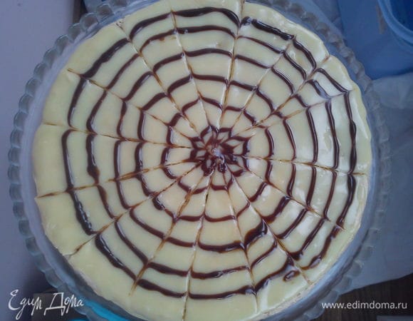 Далее верх и бока торта можно просто присыпать миндальной стружкой. Это для варианта "а что у нас к чаю?". Для праздничного варианта растопить 100 г
белого шоколада с 2 ст л сливок. Сливки беру любой жирности. В данном случае были в холодильнике 15%. Слегка остудить и быстро нанести на поверхность. Для паутинки растопить 50 г черного шоколада с 1 ст л сливок. Выложить в кондитерский мешок и нанести круги по спирали, начиная из центра. Зубочисткой провести от центра к краю, разделяя торт сначала на 4 части, а затем каждую четверть еще пополам. Также провести от края к центру, разделяя полученные части пополам. 