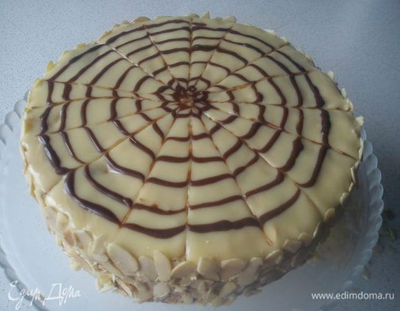 Бока присыпать миндальной стружкой. Торт сразу же поставить в холодильник. Желательно перед подачей не держать его долго в тепле. Иначе коржи станут мягкими, а они должны остаться немного хрустящими. 