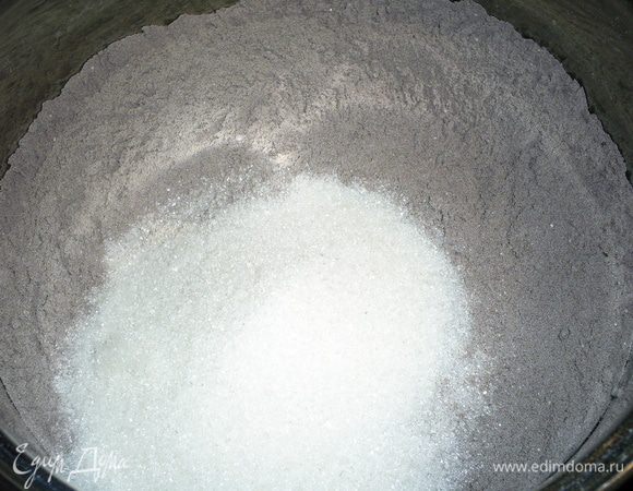 Муку просеиваем с какао, добавляем сахар.