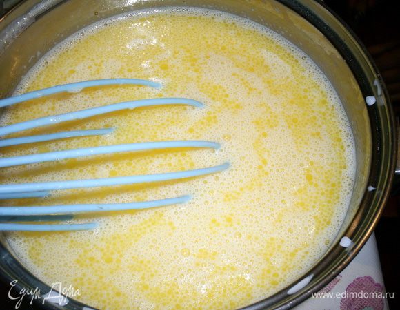 Яйца слегка взбиваем с молоком, затем добавляем вв эту смесь пиво и растопленное масло.