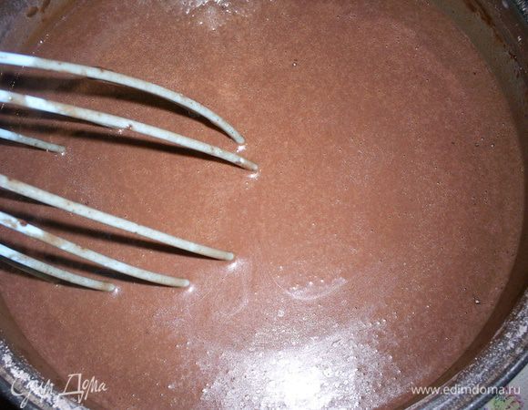 В несколько приемов добавляем жидкую смесь в муку, каждый раз перемешивая до однородности. Получаем достаточно жидкое тесто, накрываем емкость с тестом пищевой пленкой и отправляем на ночь в холодильник.