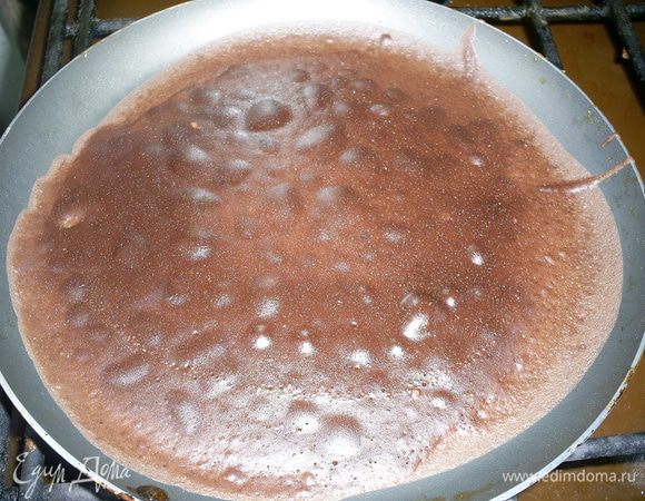 Утром достаем тесто из холодильника, если оно стало очень густым, можете его немного разбавить молоком до приемлемой для вас густоты. Меня густота теста абсолютно устроила. Жарим наши блинчики на сковороде, слегка смазанной растительным маслом. Я не смазывала, блинчики и так прекрасно переворачивались.